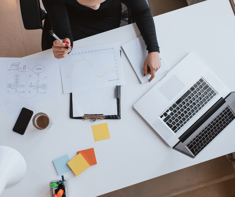Frau an einem Bürotisch am arbeiten