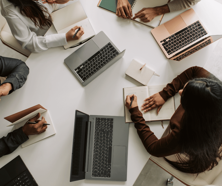 Meeting an einem Tisch