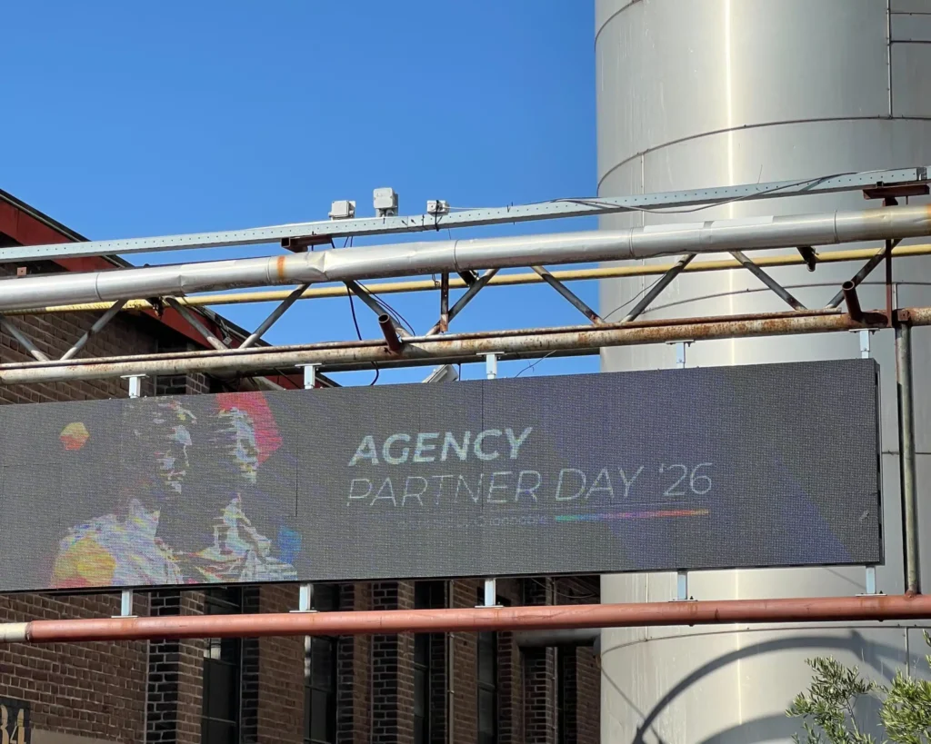 Eine digitaler Outdoorbildschirm auf welchem die Channable Veranstaltung mit dem Text "Agecy Partner Day 2026" beworben wird, auf dem die Online Rebellion war.