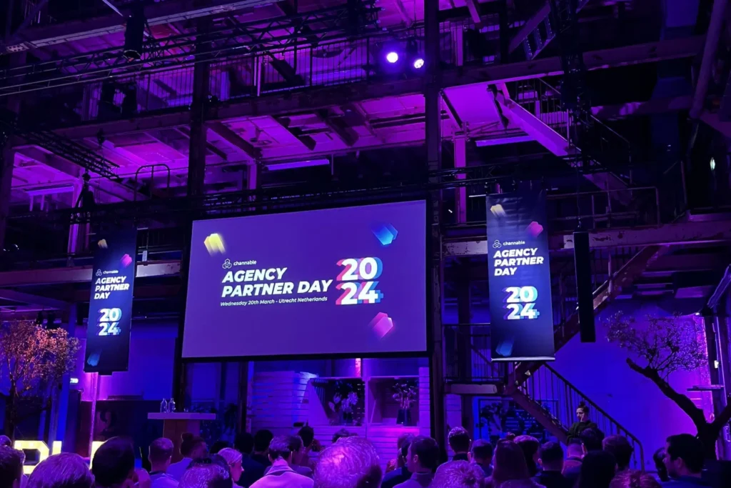 Event von Channable des Agency Partner Day 2024 auf einem Billboard vor der Veranstaltung mit einer Meschenmasse.