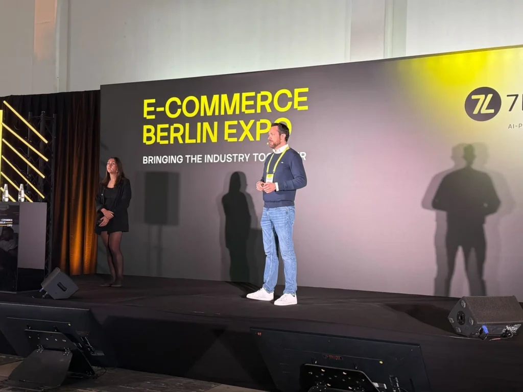 Der Geschäftsführer der Online Rebellion Holger Maser, der auf der Bühne der E-Commerce Berlin Expo 2026 einen Vortrag hält.