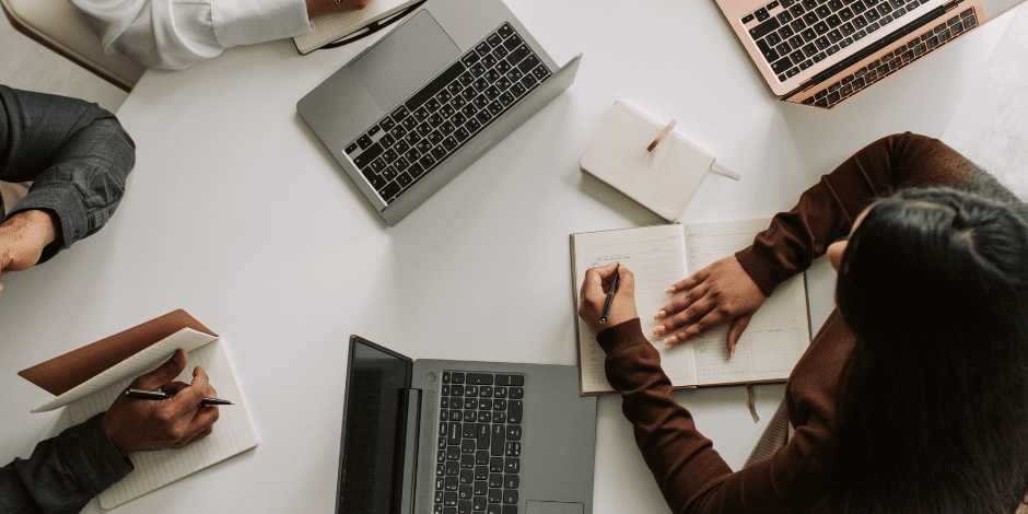 Meeting an einem Tisch