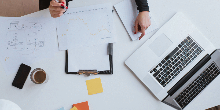 Frau an einem Bürotisch am arbeiten